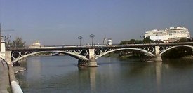 El puente de Triana desde la calle Betis