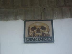 Azulejo con una Calavera en la fachada de la casa de Susona.