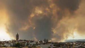 El incendio de Almonaster deja 2000 desalojados