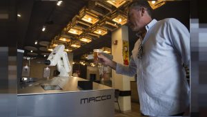 El robot que sirve cervezas en Sevilla llega hasta Alemania