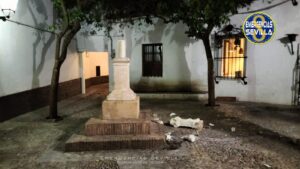 Destrozan la cruz de la Plaza de Santa Marta en Sevilla