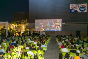 Sevilla: El primer cine de verano gratis para los «Héroes sin capa»