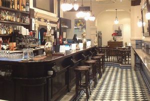 Se abren los bares de Sevilla para comida a domicilio