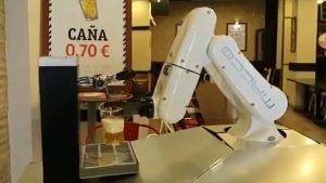 Sevilla: El robot que tira cervezas