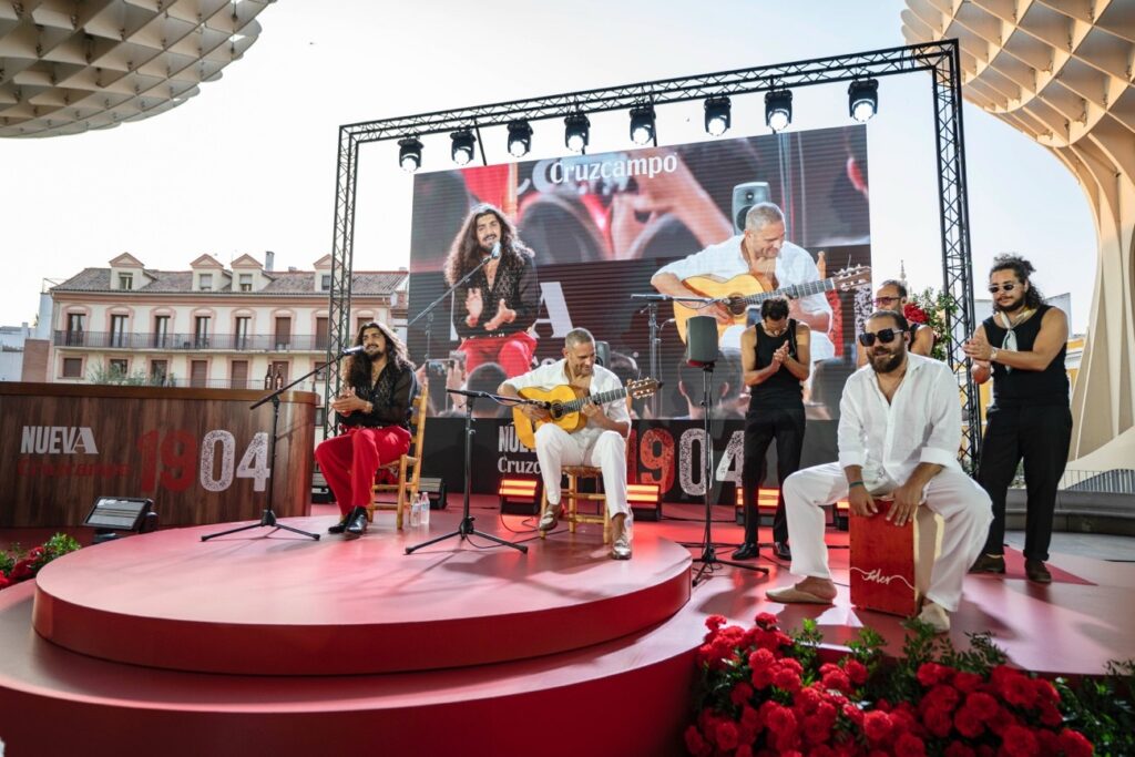 Sevilla da la bienvenida a Cruzcampo 1904 al compás de Israel Fernández